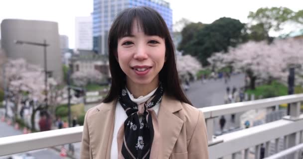 Tokyo Kiraz Çiçeğinin Arkasındaki Japon Kadın Portresinin Yavaş Çekimi Yüksek — Stok video