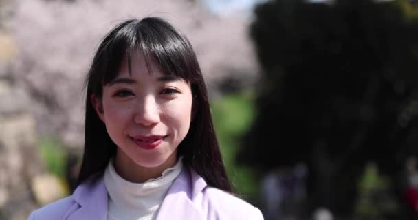 Slow Motion Portrait Femme Japonaise Derrière Fleur Cerisier Tokyo Gros — Video