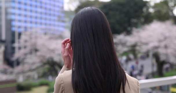 Een Slow Motion Japans Vrouwenportret Achter Kersenbloesem Tokio Hoge Kwaliteit — Stockvideo