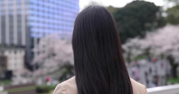 东京的樱花后面 有一张2幅日本女性肖像的慢镜头 高质量的4K镜头 Chiyoda District Tokyo Japan 2023 — 图库视频影像