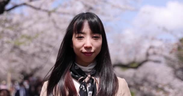 Μια Αργή Κίνηση Της Ιαπωνικής Γυναίκας Πορτρέτο Πίσω Από Άνθη — Αρχείο Βίντεο