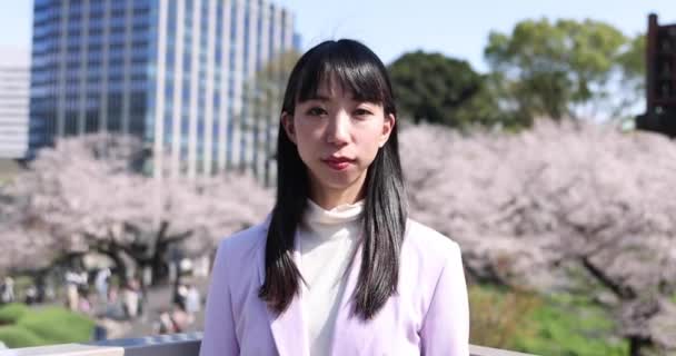 Ein Porträt Einer Japanerin Hinter Der Kirschblüte Tokio Hochwertiges Filmmaterial — Stockvideo