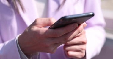 Japon kadının akıllı fotorafını kullanan ellerin vücut parçaları. Yüksek kalite 4K görüntü. Chiyoda bölgesi Tokyo 03.30.2023