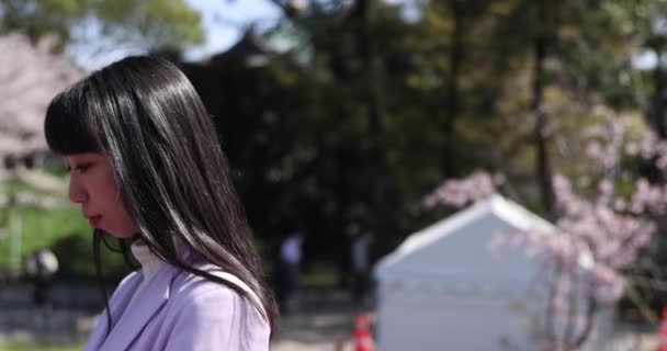 Портрет Японской Женщины Использующей Смартфон Ручным Цветком Вишни Высококачественные Кадры — стоковое видео