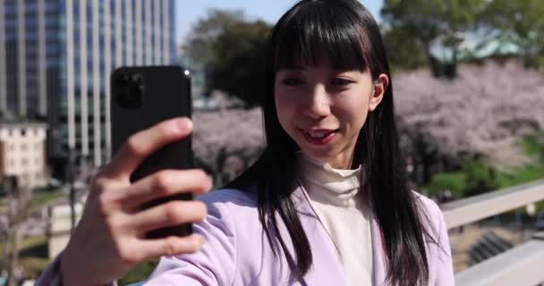Kiraz Çiçeğinin Arkasındaki Japon Kadının Selfie Portresi Yüksek Kalite Görüntü — Stok video