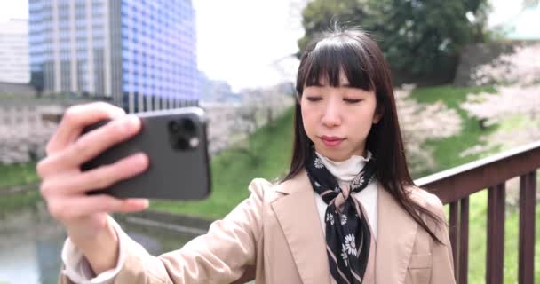 Ένα Πορτραίτο Της Σέλφι Από Γιαπωνέζα Πίσω Από Άνθη Κερασιάς — Αρχείο Βίντεο