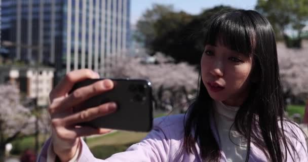 Портрет Селфи Японской Женщины Цветущей Вишней Высококачественные Кадры Район Чиёда — стоковое видео