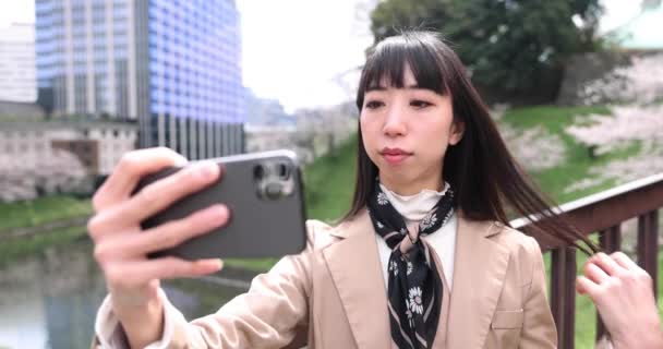 Ritratto Selfie Una Donna Giapponese Dietro Fiore Ciliegio Filmati Alta — Video Stock