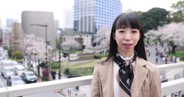 Ein Selfie Einer Japanerin Hinter Kirschblüten Hochwertiges Filmmaterial Chiyoda Bezirk — Stockvideo