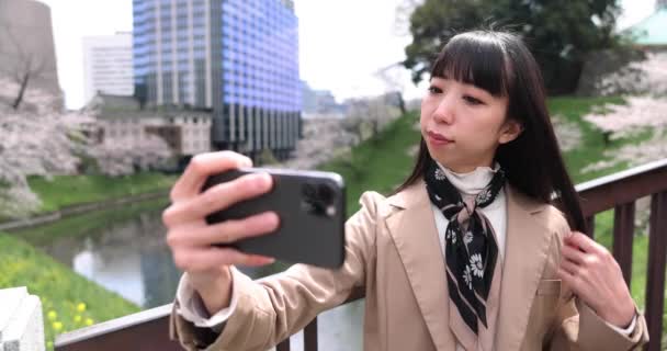 Een Portret Van Selfie Door Japanse Vrouw Achter Kersenbloesem Hoge — Stockvideo