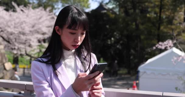Ένα Πορτραίτο Της Γιαπωνέζα Που Καλεί Ένα Smartphone Πίσω Από — Αρχείο Βίντεο