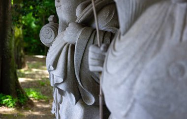Tokyo 'daki geleneksel caddede Japon muhafız heykelleri. Yüksek kalite fotoğraf. Chofu bölgesi Tokyo 07.07.2023 Bu heykellere Daikokuten ve Ebisuson denir..