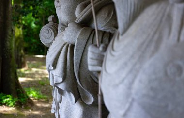 Tokyo 'daki geleneksel caddede Japon muhafız heykelleri. Yüksek kalite fotoğraf. Chofu bölgesi Tokyo 07.07.2023 Bu heykellere Daikokuten ve Ebisuson denir..