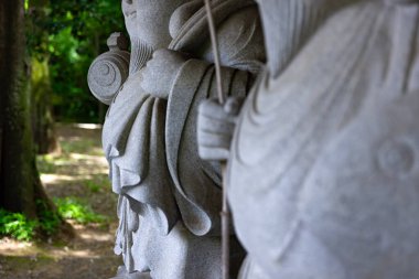 Tokyo 'daki geleneksel caddede Japon muhafız heykelleri. Yüksek kalite fotoğraf. Chofu bölgesi Tokyo 07.07.2023 Bu heykellere Daikokuten ve Ebisuson denir..