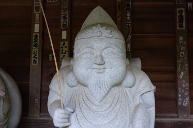 Tokyo 'daki geleneksel caddede bir Japon muhafız heykeli. Yüksek kalite fotoğraf. Chofu bölgesi Tokyo 07.07.2023 Bu heykele Ebisuson denir..