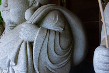 Tokyo 'daki geleneksel caddede bir Japon muhafız heykeli. Yüksek kalite fotoğraf. Chofu bölgesi Tokyo 07.07.2023 Bu heykelin adı Daikokuten.
