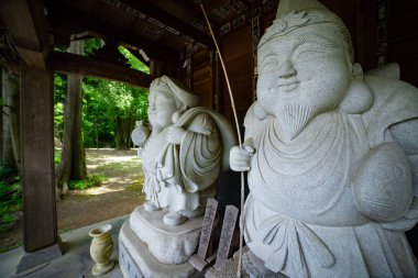 Tokyo 'daki geleneksel caddede Japon muhafız heykelleri. Yüksek kalite fotoğraf. Chofu bölgesi Tokyo 07.07.2023 Bu heykellere Daikokuten ve Ebisuson denir..