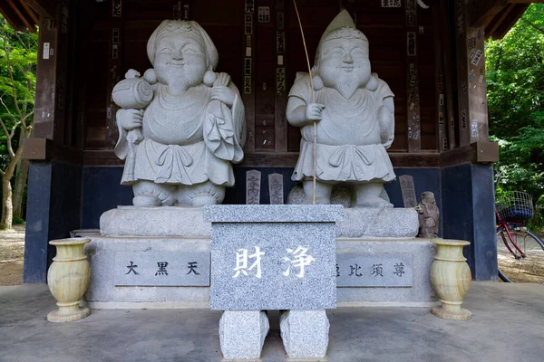 东京传统街道上的日本守护雕像 高质量的照片 日本东京Chofu区2023年7月7日这两座雕像被称为Daikokuten和Ebisuson — 图库照片