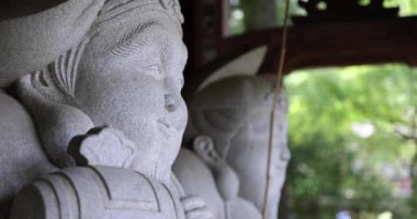 Tokyo 'daki geleneksel caddede Japon muhafız heykelleri. Yüksek kalite 4K görüntü. Chofu bölgesi Tokyo 07.07.2023 Bu heykellere Daikokuten ve Ebisuson denir..