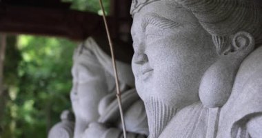 Tokyo 'daki geleneksel caddede Japon muhafız heykelleri. Yüksek kalite 4K görüntü. Chofu bölgesi Tokyo 07.07.2023 Bu heykellere Daikokuten ve Ebisuson denir..