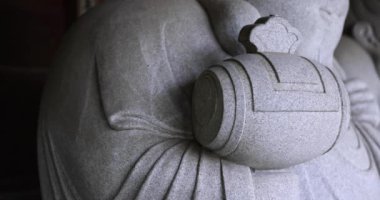 Tokyo 'daki geleneksel caddede Japon muhafız heykelleri. Yüksek kalite 4K görüntü. Chofu bölgesi Tokyo 07.07.2023 Bu heykellere Daikokuten ve Ebisuson denir..