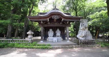Tokyo 'daki geleneksel caddede Japon muhafız heykelleri. Yüksek kalite 4K görüntü. Chofu bölgesi Tokyo 07.07.2023 Bu heykellere Daikokuten ve Ebisuson denir..