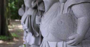 Tokyo 'daki geleneksel caddede Japon muhafız heykelleri. Yüksek kalite 4K görüntü. Chofu bölgesi Tokyo 07.07.2023 Bu heykellere Daikokuten ve Ebisuson denir..