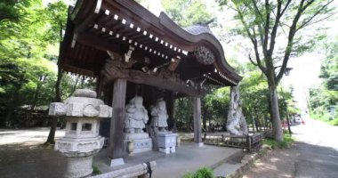 Tokyo 'daki geleneksel caddede Japon muhafız heykelleri. Yüksek kalite 4K görüntü. Chofu bölgesi Tokyo 07.07.2023 Bu heykellere Daikokuten ve Ebisuson denir..