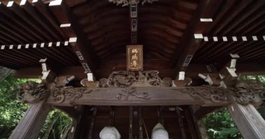 Tokyo 'daki geleneksel caddede Japon muhafız heykelleri. Yüksek kalite 4K görüntü. Chofu bölgesi Tokyo 07.07.2023 Bu heykellere Daikokuten ve Ebisuson denir..