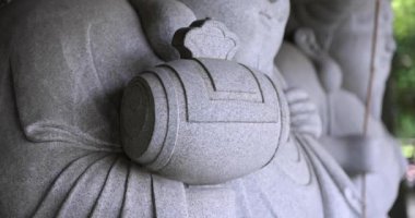 Tokyo 'daki geleneksel caddede Japon muhafız heykelleri. Yüksek kalite 4K görüntü. Chofu bölgesi Tokyo 07.07.2023 Bu heykellere Daikokuten ve Ebisuson denir..