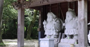 Tokyo 'daki geleneksel caddede Japon muhafız heykelleri. Yüksek kalite 4K görüntü. Chofu bölgesi Tokyo 07.07.2023 Bu heykellere Daikokuten ve Ebisuson denir..