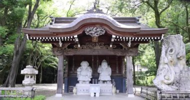 Tokyo 'daki geleneksel caddede Japon muhafız heykelleri. Yüksek kalite 4K görüntü. Chofu bölgesi Tokyo 07.07.2023 Bu heykellere Daikokuten ve Ebisuson denir..