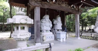 Tokyo 'daki geleneksel caddede Japon muhafız heykelleri. Yüksek kalite 4K görüntü. Chofu bölgesi Tokyo 07.07.2023 Bu heykellere Daikokuten ve Ebisuson denir..