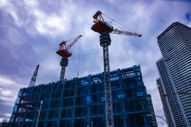 Tokyo 'da inşaat halindeki vinçler. Yüksek kalite fotoğraf. Koto bölgesi Ariake Tokyo 02.15.2023 Tokyo 'da bir elektrik çeyreği. Tokyo 'nun merkezindedir.. 