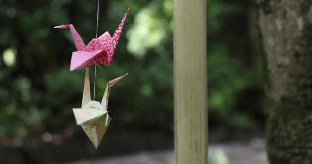 在传统的阳光明媚的大街上 纸鹤在风中摇曳 高质量的4K镜头 日本东京Chofu区07 2023这台纸鹤被称为Orizuru — 图库视频影像