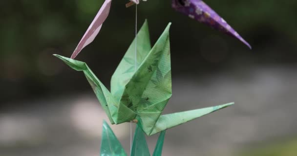 Ein Papierkran Wiegt Sich Wind Traditionellen Sonnentag Auf Der Straße — Stockvideo