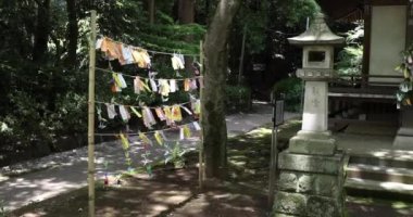 Geleneksel güneşli bir günde rüzgarda sallanan bir kağıt vinç. Yüksek kalite 4K görüntü. Chofu bölgesi Tokyo 07.07.2023 Bu kağıt vincin adı ORIZURU.
