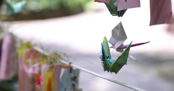 在传统的阳光明媚的大街上 纸鹤在风中摇曳 高质量的4K镜头 日本东京Chofu区07 2023这台纸鹤被称为Orizuru — 图库视频影像
