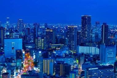 Osaka 'daki ofis binalarının yakınındaki yüksek açılı karanlık bir şehir manzarası. Yüksek kalite fotoğraf. Asahi Bölgesi Osaka Japonya 04.10.2023 Burası Osaka 'daki Takarazuka Demiryolu yakınında.. 