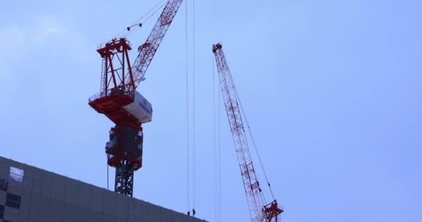 Ein Fahrender Kran Der Spitze Des Gebäudes Der Geschäftsstadt Tokio — Stockvideo