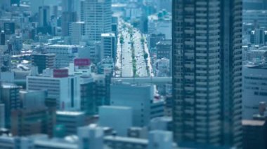 Osaka yüksek açılı manzaralı otobanın yakınındaki minyatür şehir manzarasının zaman çizelgesi. Yüksek kalite 4K görüntü. Asahi Bölgesi Osaka Japonya 04.10.2023 Burası Osaka 'daki Takarazuka Demiryolu yakınında.. 