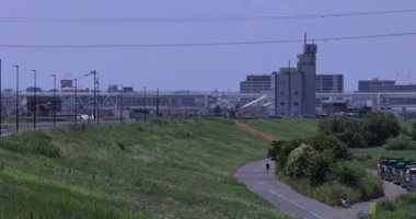 Şehir merkezindeki cadde ve otoyolda trafik sıkışıklığı. Yüksek kalite 4K görüntü. Adachi Bölgesi Kouhoku Tokyo Japonya 06.29.2023 Burası Tokyo Arakawa Nehri yakınları.