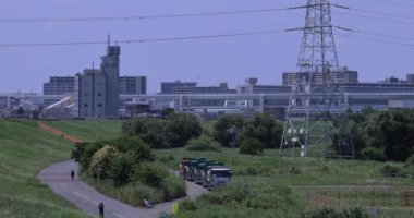 Şehir merkezindeki cadde ve otoyolda trafik sıkışıklığı. Yüksek kalite 4K görüntü. Adachi Bölgesi Kouhoku Tokyo Japonya 06.29.2023 Burası Tokyo Arakawa Nehri yakınları.