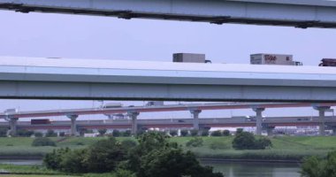 Şehir merkezindeki cadde ve otoyolda trafik sıkışıklığı. Yüksek kalite 4K görüntü. Adachi Bölgesi Kouhoku Tokyo Japonya 06.29.2023 Burası Tokyo Arakawa Nehri yakınları.