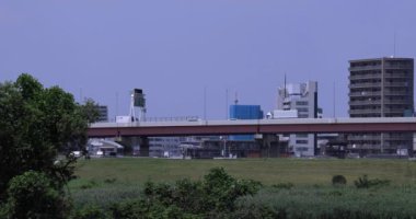 Şehir merkezindeki cadde ve otoyolda trafik sıkışıklığı. Yüksek kalite 4K görüntü. Adachi Bölgesi Kouhoku Tokyo Japonya 06.29.2023 Burası Tokyo Arakawa Nehri yakınları.