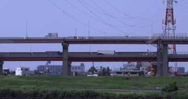 Şehir merkezindeki cadde ve otoyolda trafik sıkışıklığı. Yüksek kalite 4K görüntü. Adachi Bölgesi Kouhoku Tokyo Japonya 06.29.2023 Burası Tokyo Arakawa Nehri yakınları.