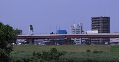 Şehir merkezindeki cadde ve otoyolda trafik sıkışıklığı. Yüksek kalite 4K görüntü. Adachi Bölgesi Kouhoku Tokyo Japonya 06.29.2023 Burası Tokyo Arakawa Nehri yakınları.