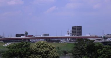 Şehir merkezindeki cadde ve otoyolda trafik sıkışıklığı. Yüksek kalite 4K görüntü. Adachi Bölgesi Kouhoku Tokyo Japonya 06.29.2023 Burası Tokyo Arakawa Nehri yakınları.