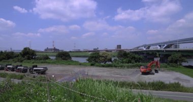 Tokyo 'da otoyolda ve demiryolunda trafik sıkışıklığı var. Yüksek kalite 4K görüntü. Adachi Bölgesi Kouhoku Tokyo Japonya 06.29.2023 Burası Tokyo Arakawa Nehri yakınları.