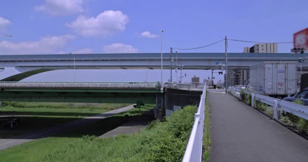 東京ワイドショットの高速道路と鉄道の渋滞 高品質の4K映像を公開しました 東京都高川の近くに位置するアダチ地区 — ストック動画